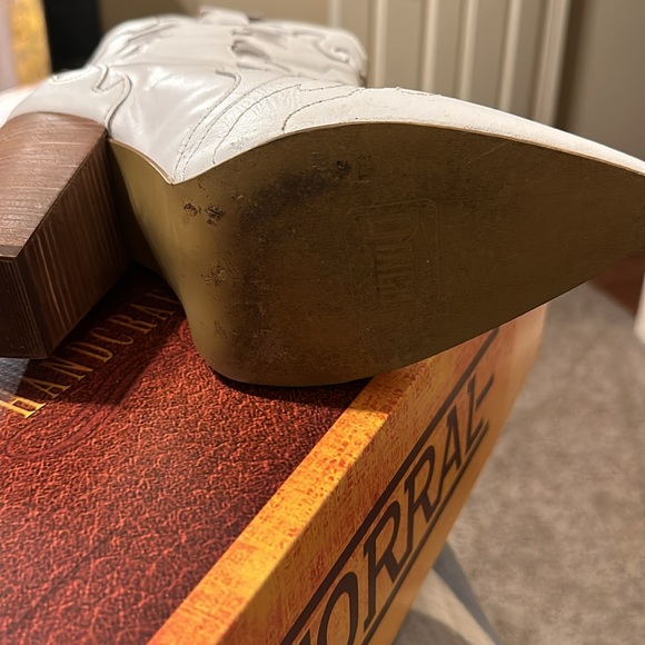 Dingo White Leather and Fringe Cowboy Boots - Picture 5 of 9